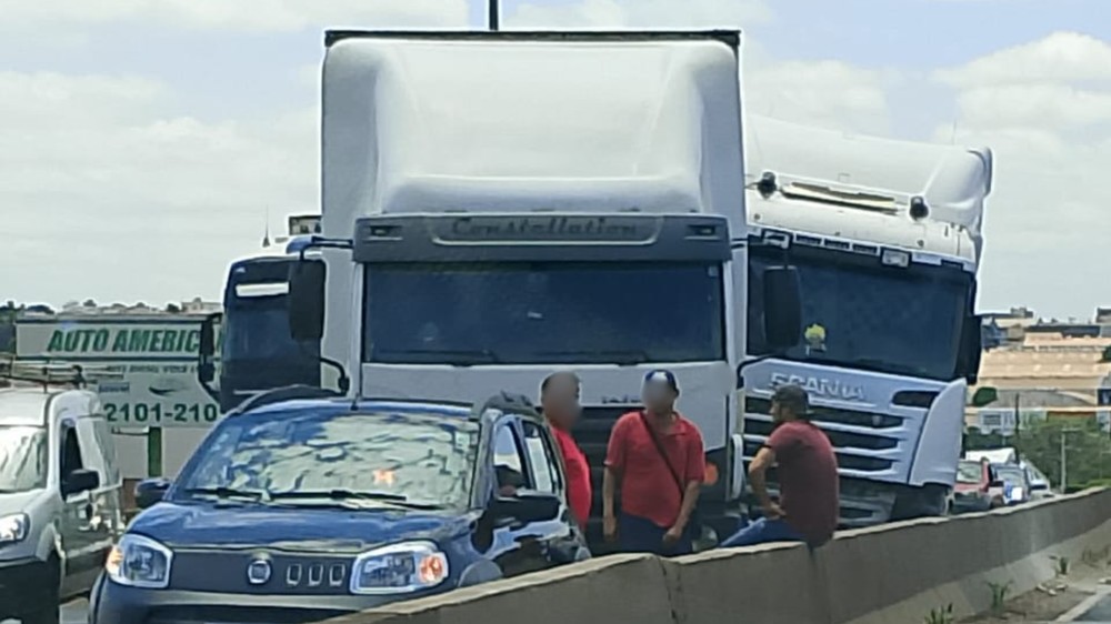 Batida entre caminhões causa congestionamento de 3 horas no trecho urbano da BR-050 em Uberlândia