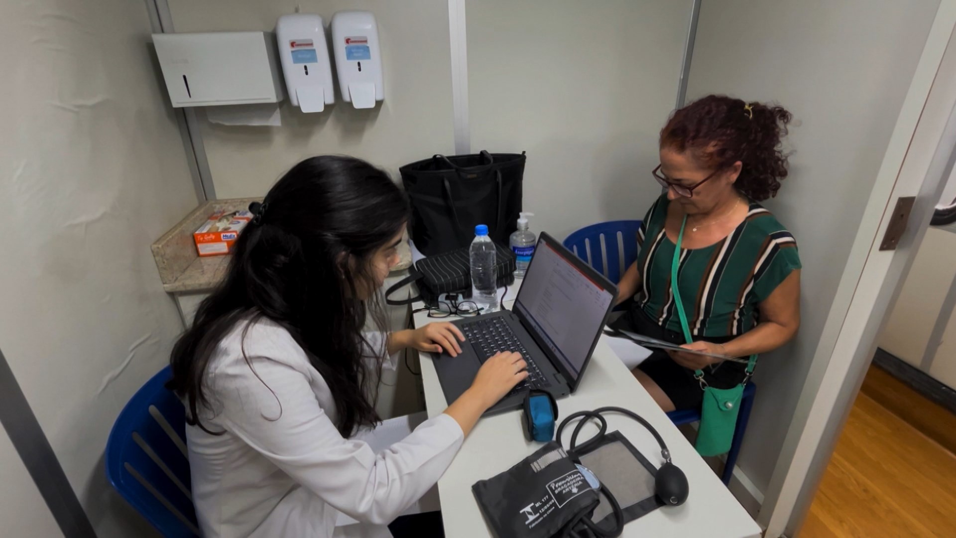 Integração na Universidade: ônibus são transformados em consultórios para moradores de bairros que não têm unidade de saúde em Araguari