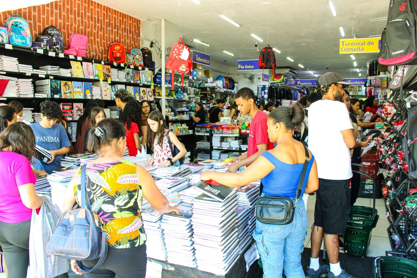 Itens com personagens podem custar até 178% mais caro na volta às aulas em Petrópolis, aponta Procon