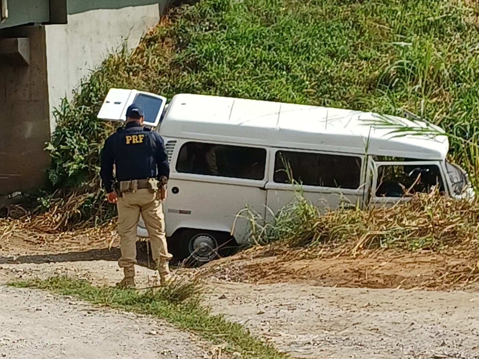 Motorista morre após perder controle de carro na Via Dutra, em Barra Mansa