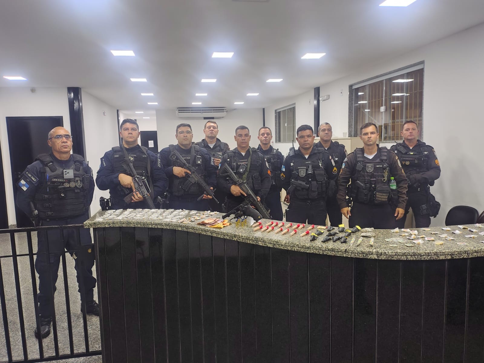 Suspeitos fogem e deixam arma e drogas para trás em ação da PM no Conjunto Minha Casa Minha Vida, em Itaperuna