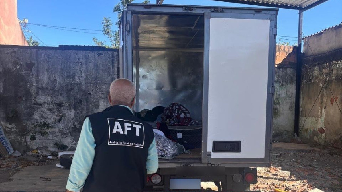 Trabalhador é resgatado de condição análoga à escravidão após viver em caminhão sem luz no Rio