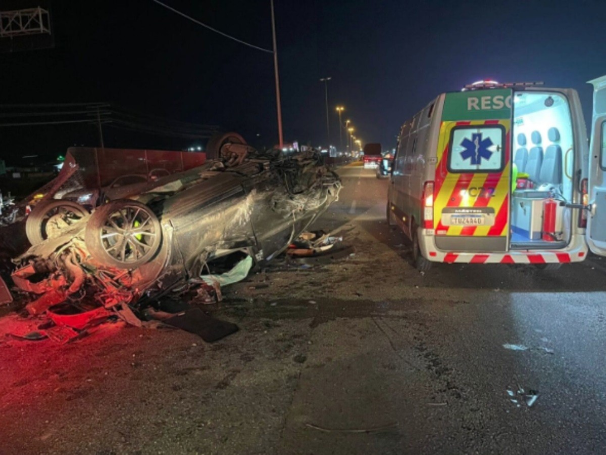 Homem de 19 anos sem CNH furta carro de luxo e causa acidente com morte em Balneário Camboriú 