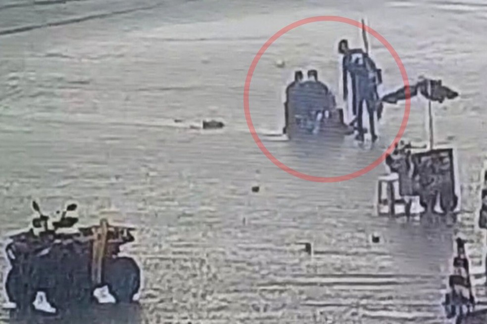 Mulher atingida por raio em Praia Grande (SP) é socorrida e levada a hospital em estado grave — Foto: Reprodução