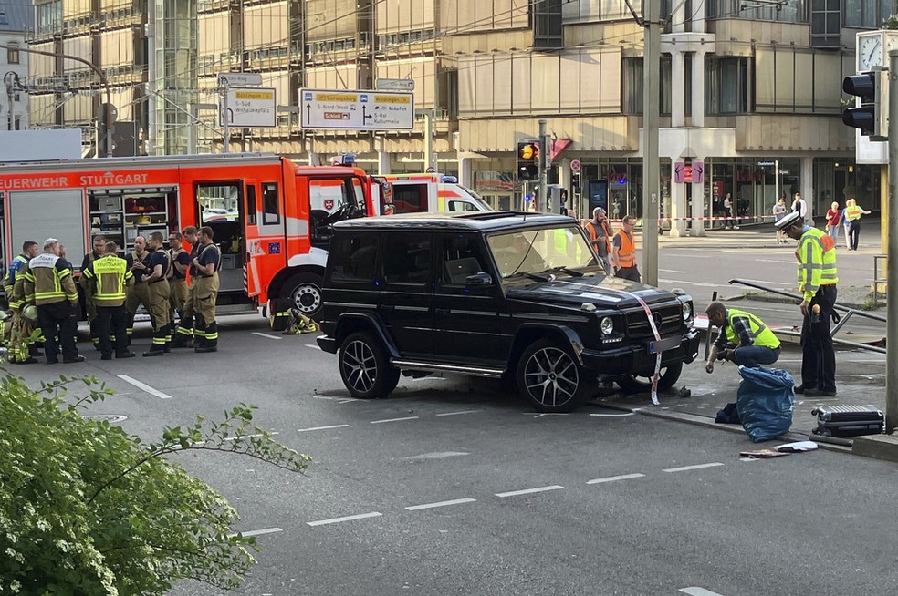 Polícia trabalha em local onde veículo atropelou várias pessoas em Stuttgart, na Alemanha — Foto: Marco Krefting/dpa via AP