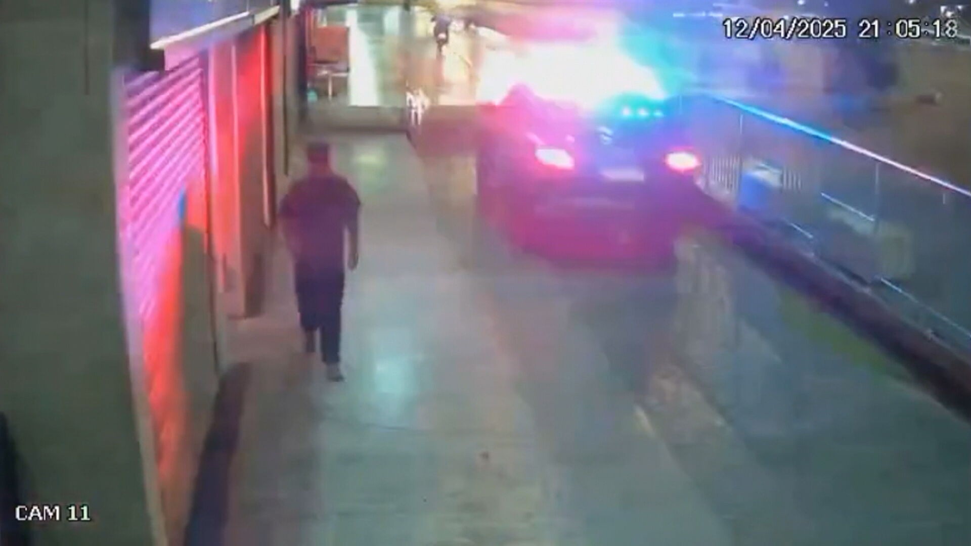 VÍDEO: carro da PM passa por calçada, em alta velocidade, durante perseguição policial no DF