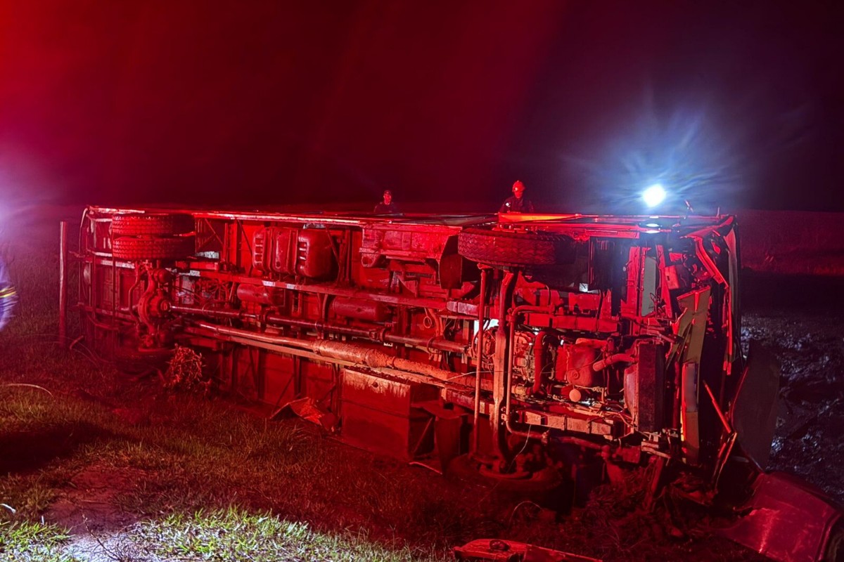 Ônibus que transportava trabalhadores tomba em rodovia; uma pessoa morreu