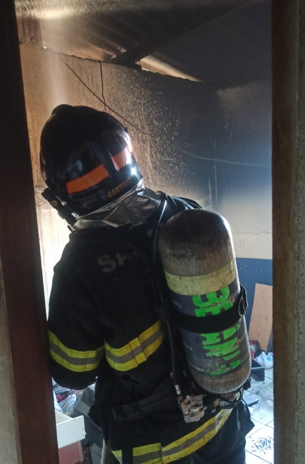 Casa pega fogo e bombeiros usam 6 mil litros de água para conter