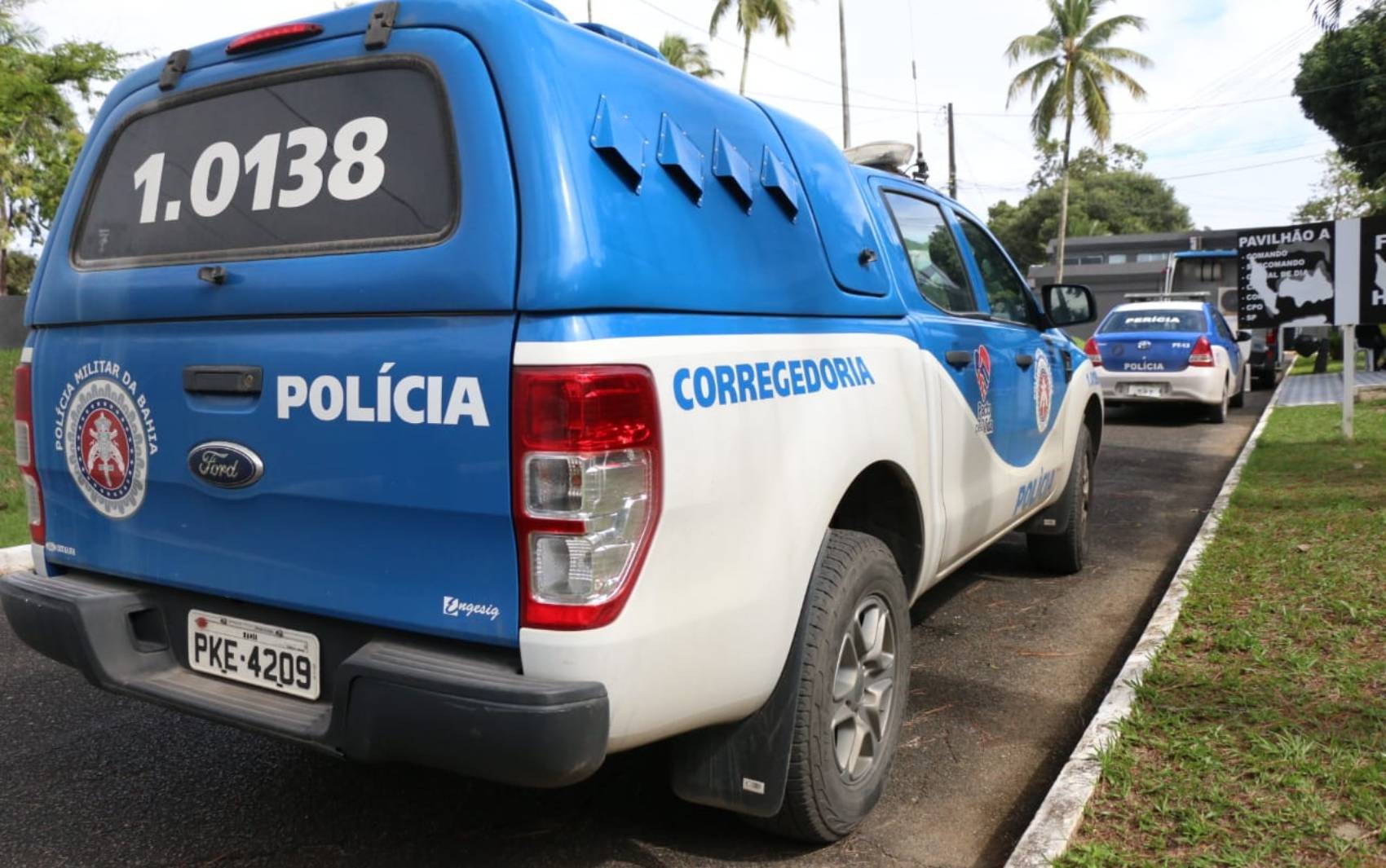 Viatura é atingida por tiros em Salvador durante confronto entre policiais e criminosos