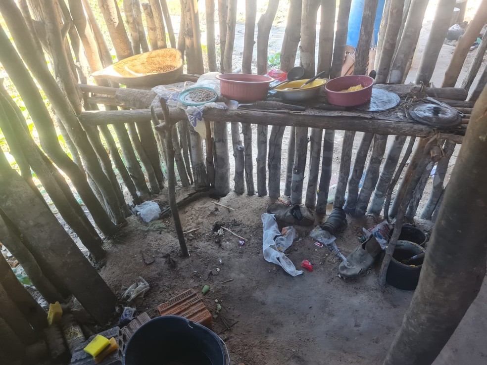 Três trabalhadores são resgatados em condição similar à escravidão em fazenda onde funcionava carvoaria no oeste da Bahia  — Foto: Divulgação/PF