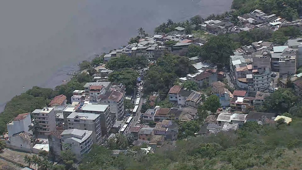 Bandidos usam ônibus como barricadas na Estrada do Itanhangá e na Muzema — Foto: Reprodução/TV Globo