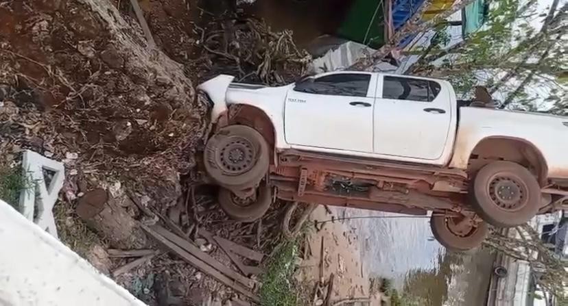 VÍDEO: carro invade contenção e cai no rio Oiapoque, no Amapá