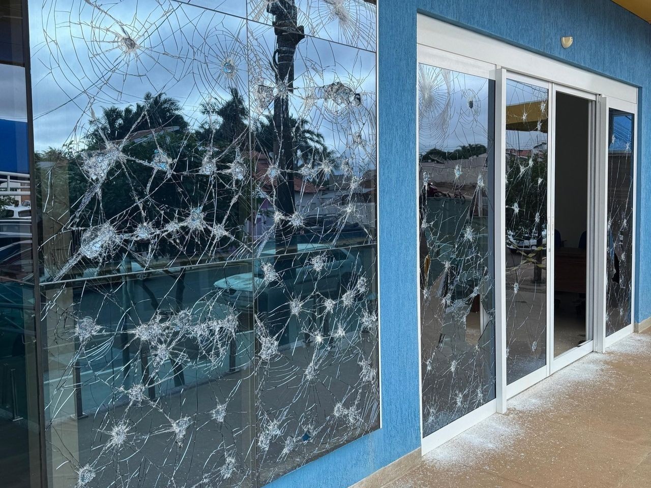 Vândalo quebra fachada de câmara de vereadores no domingo de eleição em MS