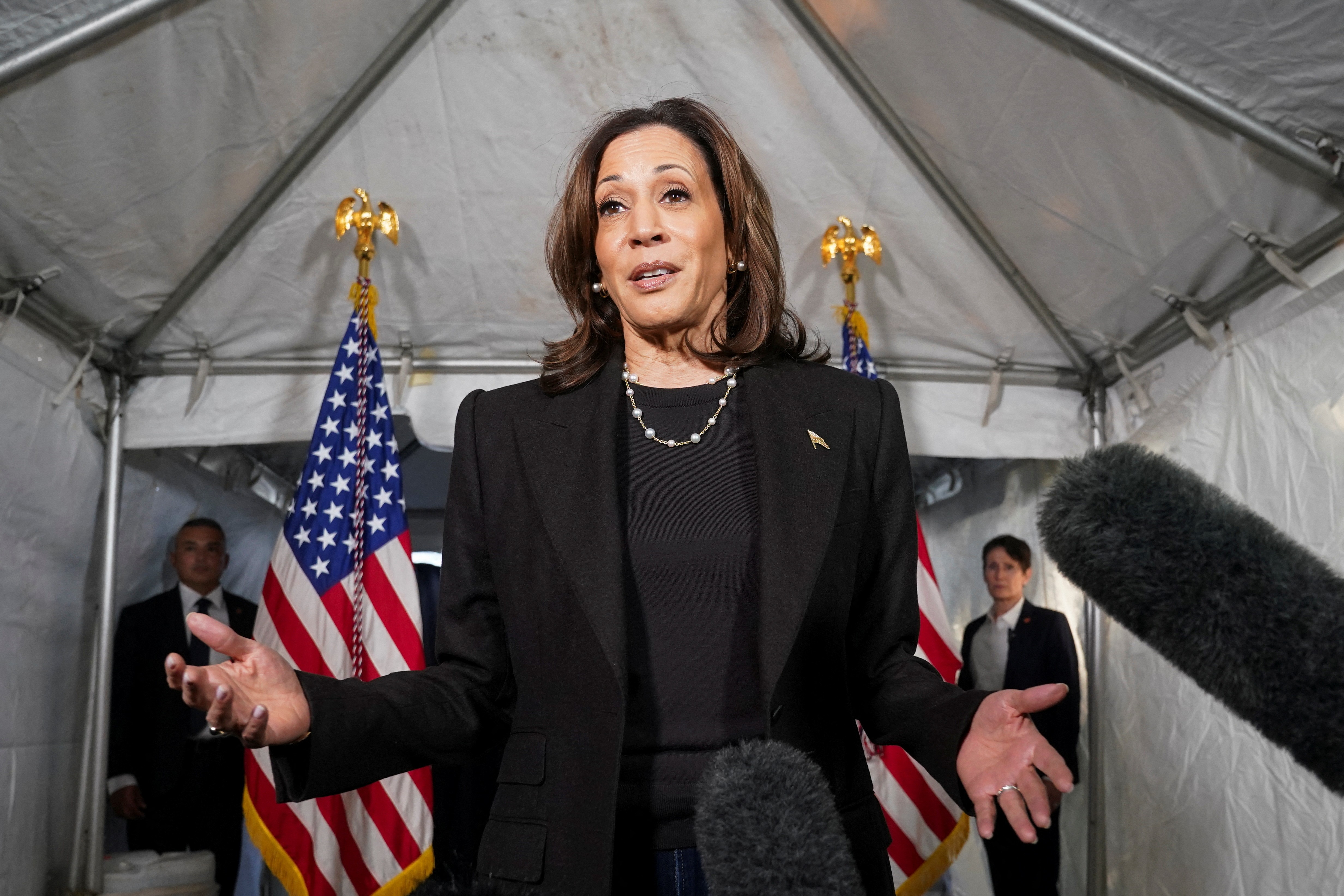 Por que Kamala Harris não destaca que pode ser primeira mulher eleita presidente dos EUA