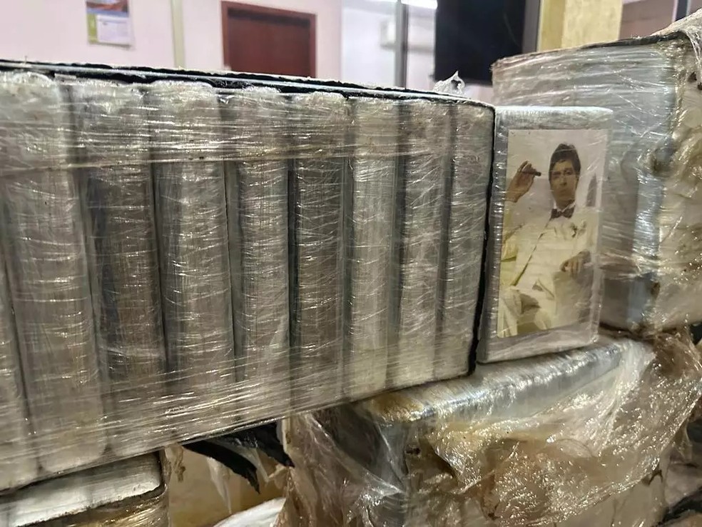 Al Pacino estava estampado nos tabletes de cocaína. — Foto: Reprodução/Jardim MS News
