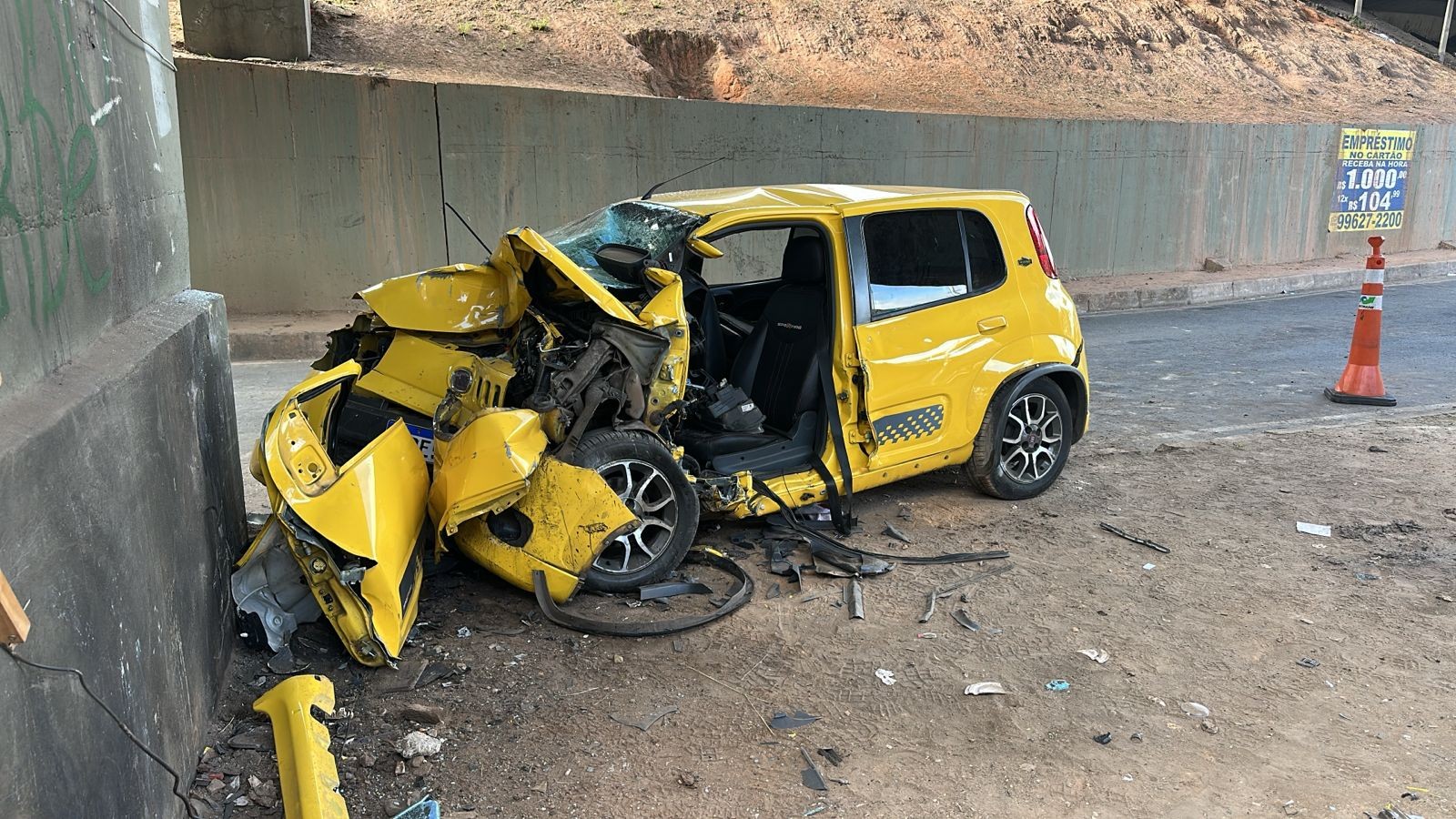 Cinco estudantes ficam feridos após carro bater em pilastra no Túnel da Lagoinha, em BH; dois estão em estado grave
