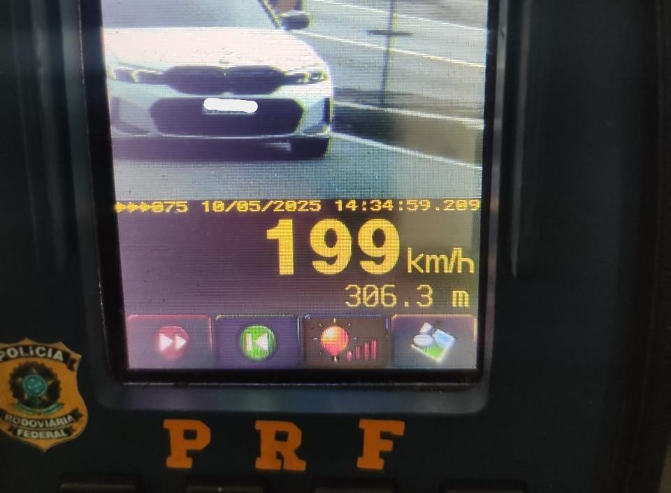 Carro é flagrado a quase 200 km/h na Via Dutra, em Volta Redonda