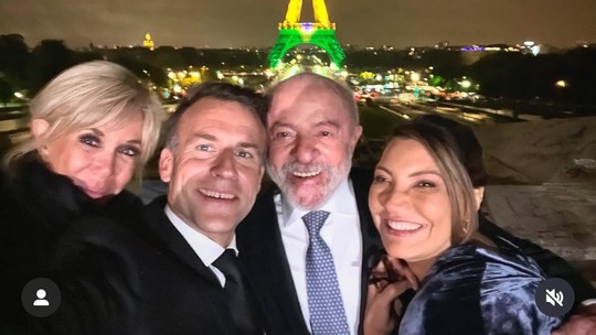 Macron posta selfie com Lula, Janja e Brigitte com Torre Eiffel ao fundo - Na imagem, cartão postal de Paris está iluminado com as cores do Brasil. Lula está em visita oficial à França nesta semana.