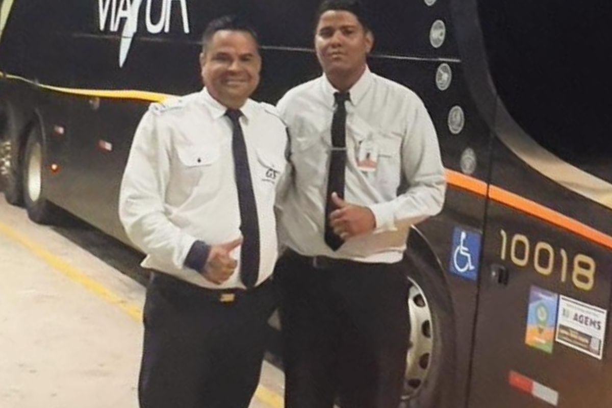 VÍDEO: Pai chora de orgulho ao ver filho de 22 anos como motorista de ônibus: 'é muito gratificante'