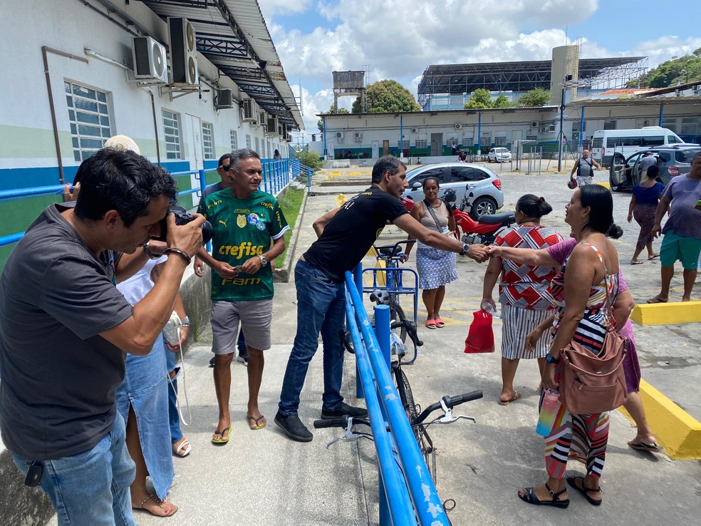 Lobão cumprimentou os eleitores ao chegar ao local errado de votação — Foto: Silas Emanuel/TV Gazeta