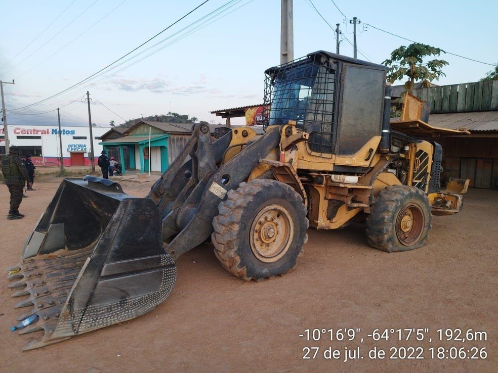 Pá carregadeira teve pneus furados e ficou imobilizada, após motim feito pela população — Foto: Divulgação