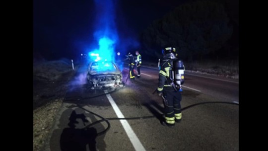 Diogo Jota: É #FAKE que foto de carro queimado em rodovia seja de acidente com jogador; imagem é de agosto de 2021 - Posts enganosos alegam que registro mostra veículo no qual o jogador português estava quando sofreu acidente fatal nesta quinta-feira (3), na Espanha.