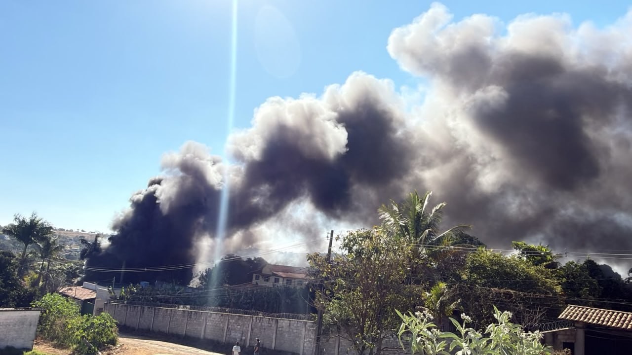 Corpo de bombeiros combate incêncio de grandes proporções em ferro-velho na Grande BH