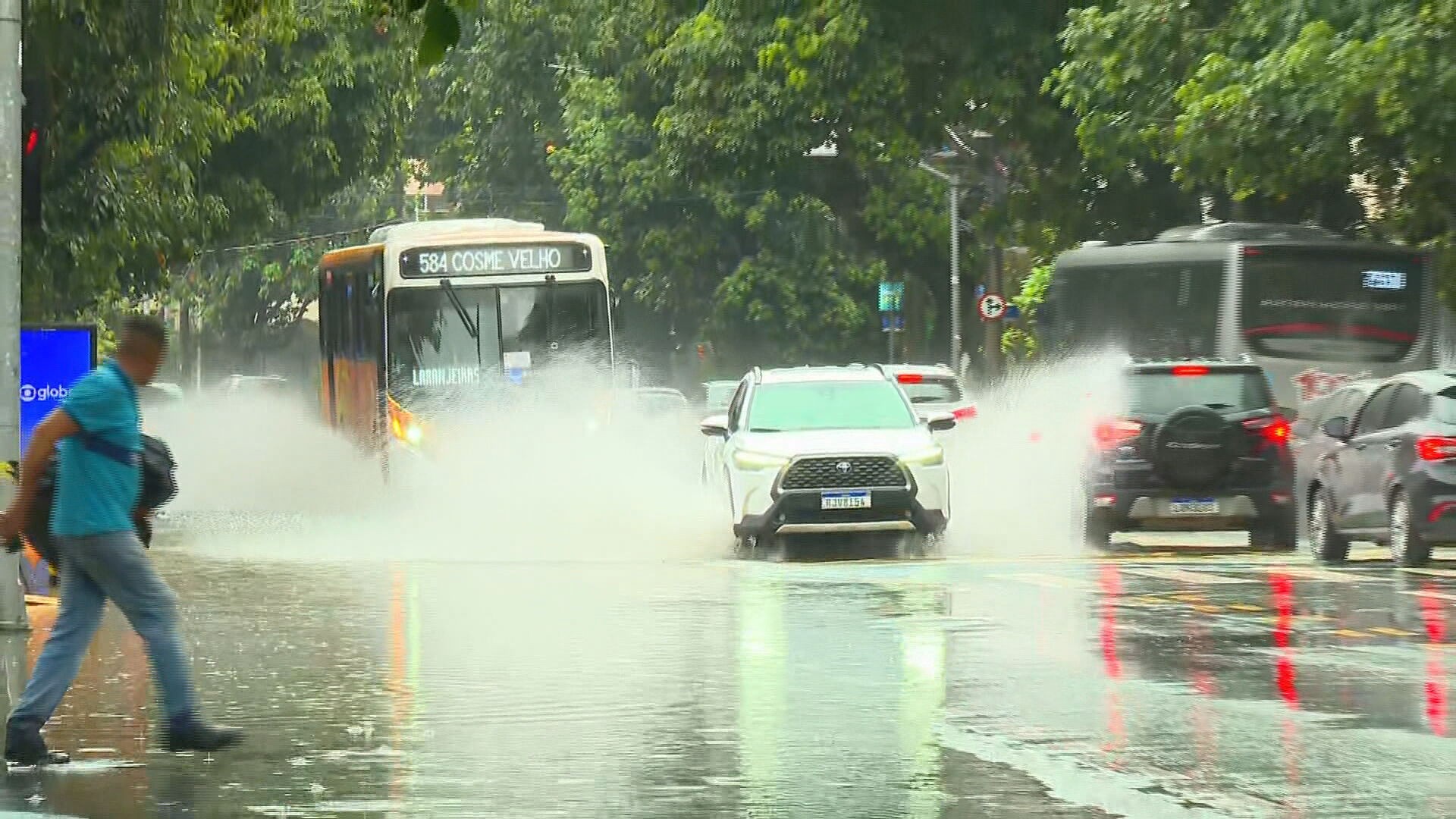 RJ tem sábado com chuva durante o dia e à noite; árvore cai em Botafogo 