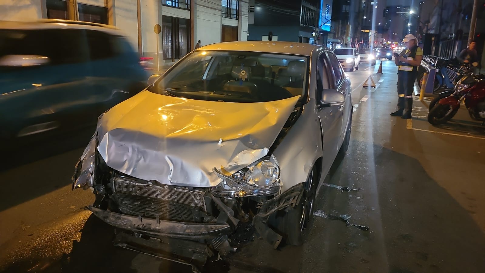 Engavetamento envolvendo cinco veículos deixa feridos em Curitiba