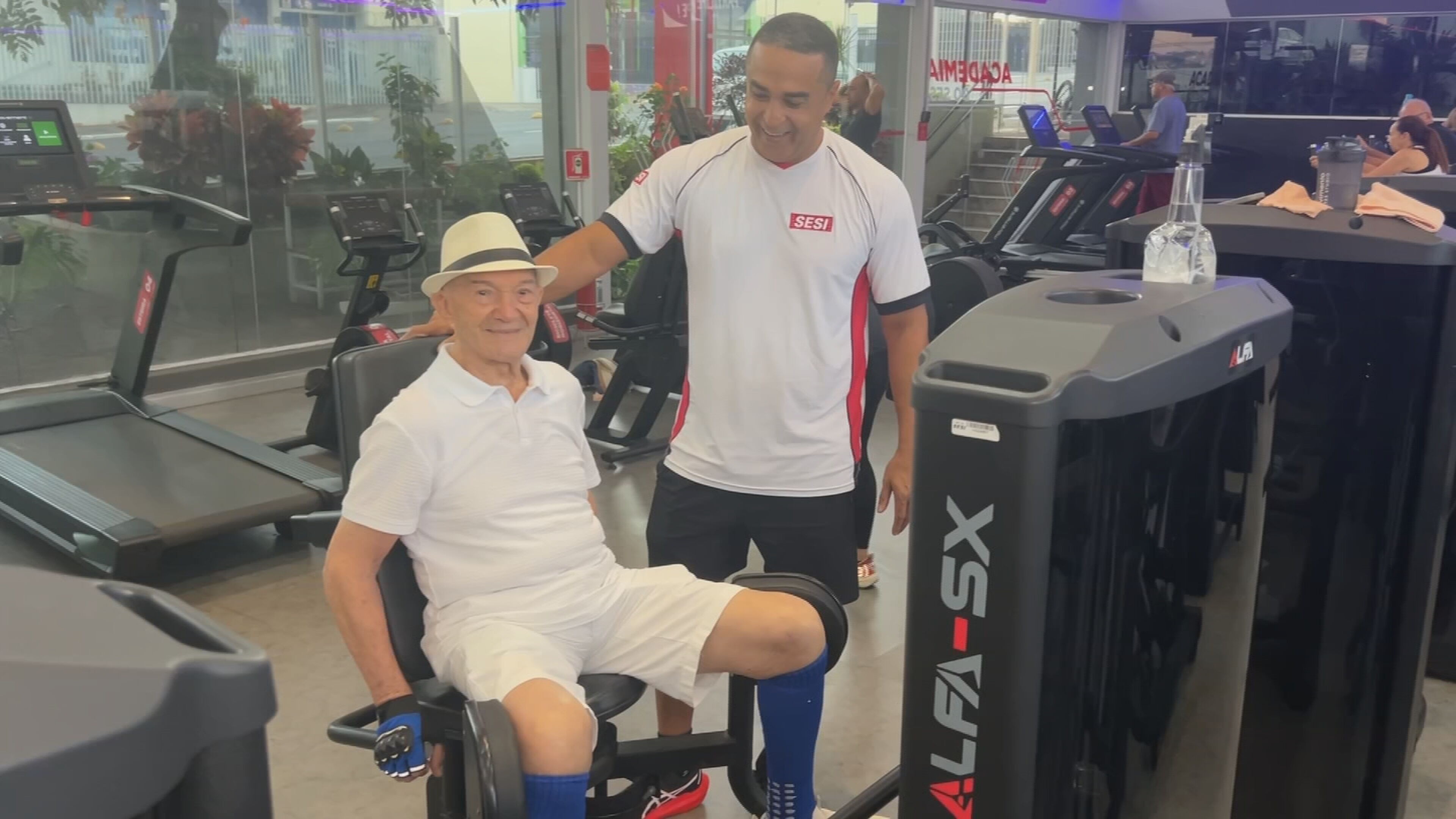 Do agachamento ao supino, como é o treino de idoso de 102 anos que vai à academia todos os dias: 'Muitas pessoas mais novas não conseguem', diz treinador