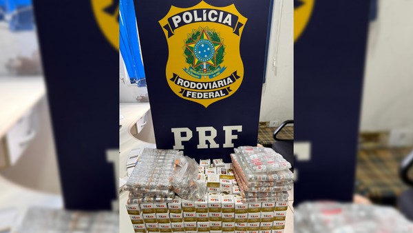 Um homem de 34 anos foi preso com medicamentos usados para emagrecimento sem documentação fiscal na BR-153, em Ourinhos — Foto: Polícia Rodoviária Federal