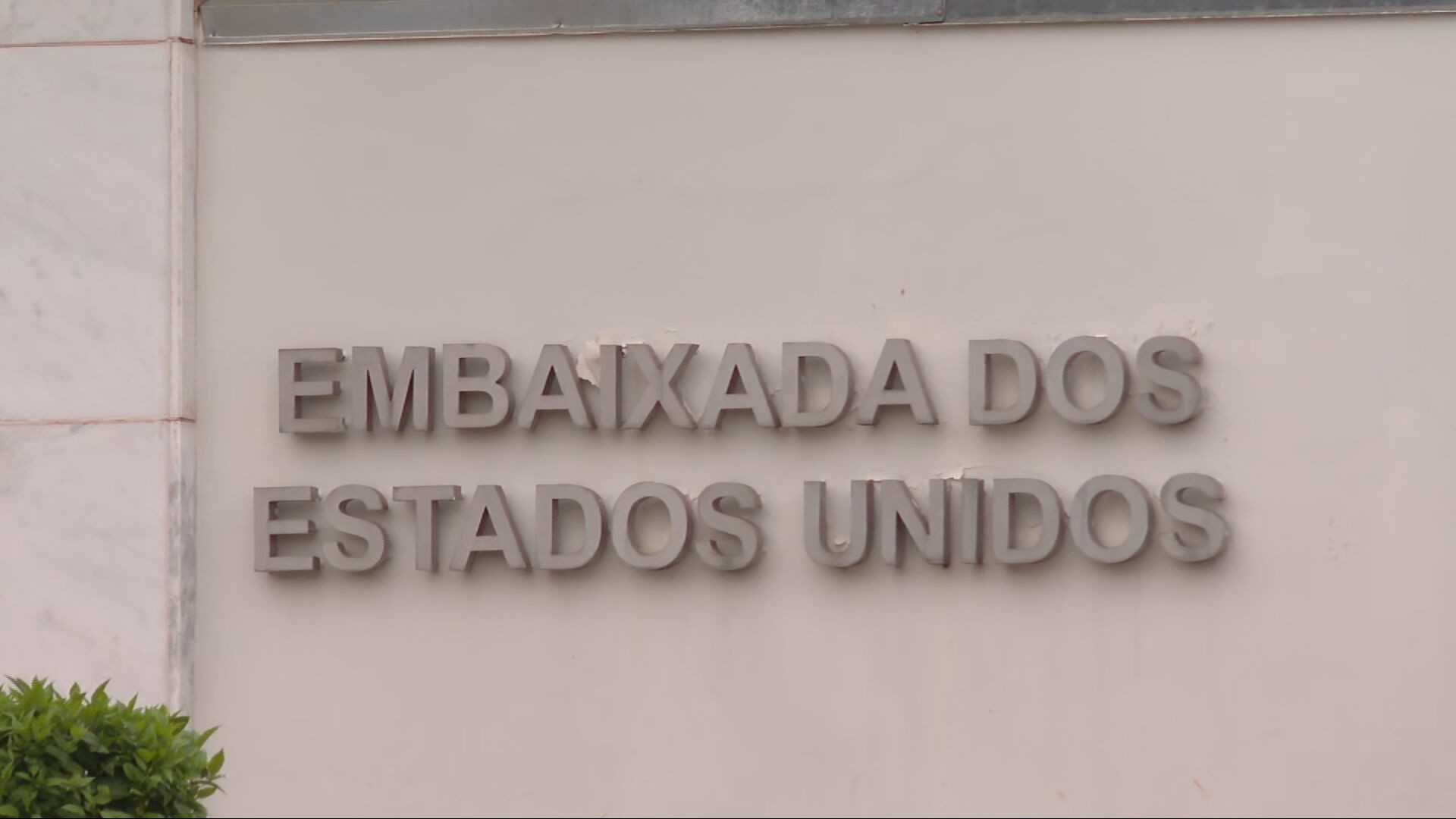 PM envia tropas especializadas para reforçar policiamento na frente da Embaixada dos EUA, em Brasília