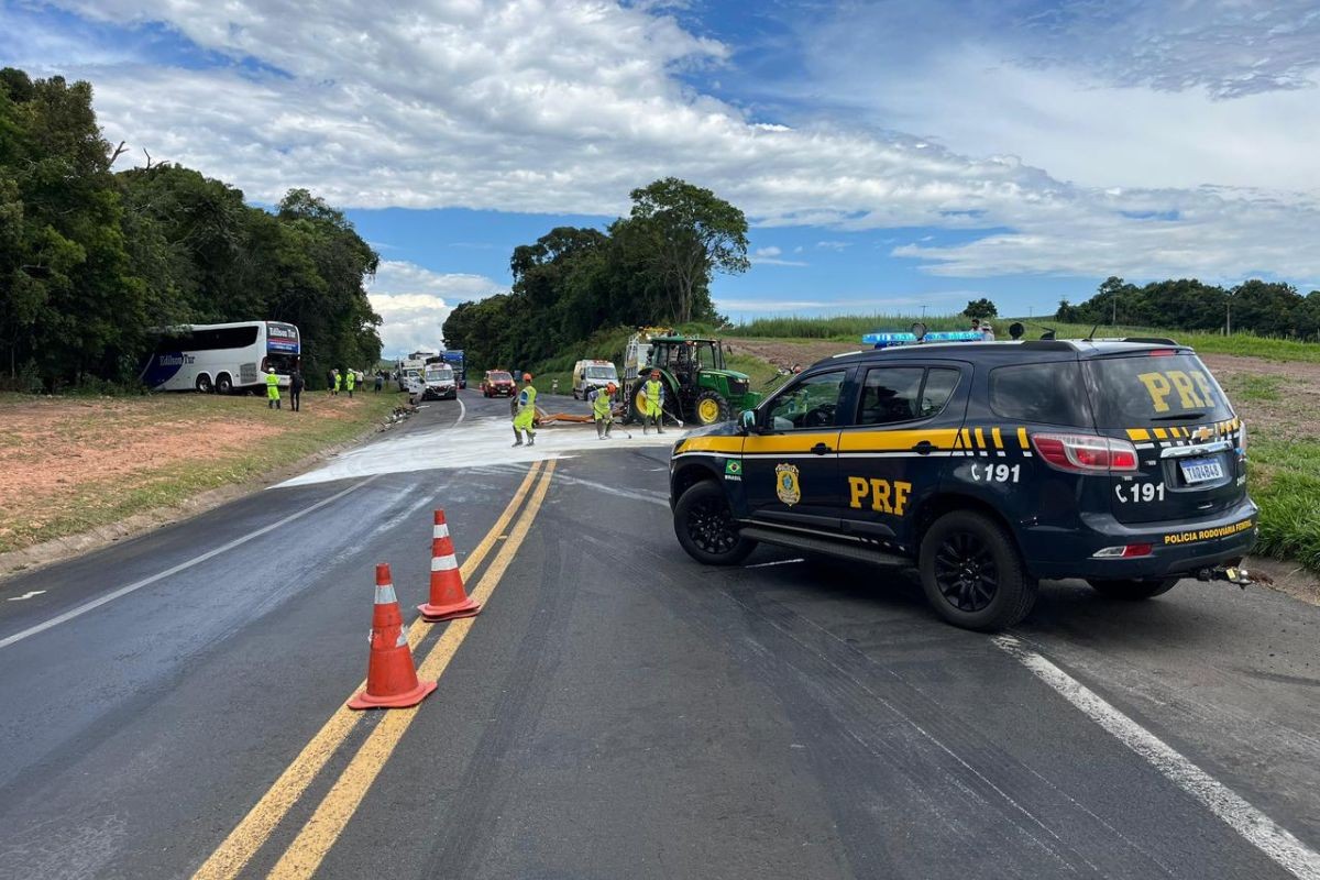 Acidente entre ônibus e trator de obras de concessionária interdita BR-277, no Paraná