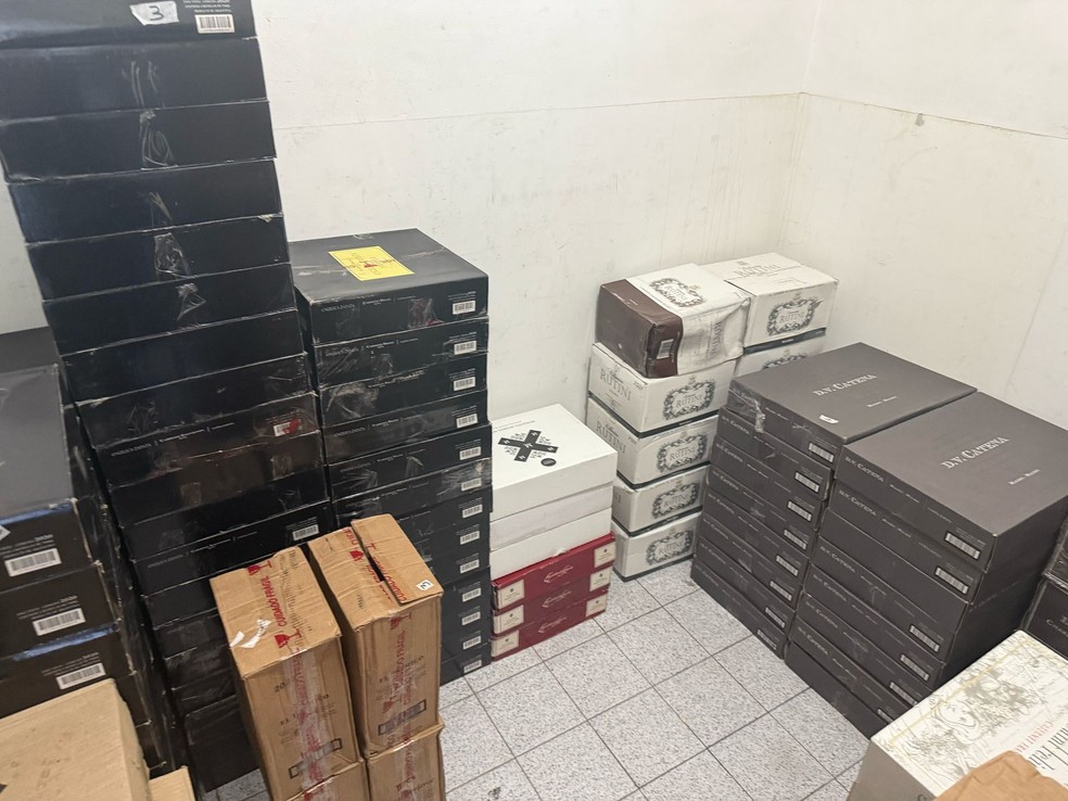 PF prende uma pessoa e apreende 246 caixas de vinho em operação que investiga comércio ilegal da bebida na Bahia — Foto: Polícia Federal