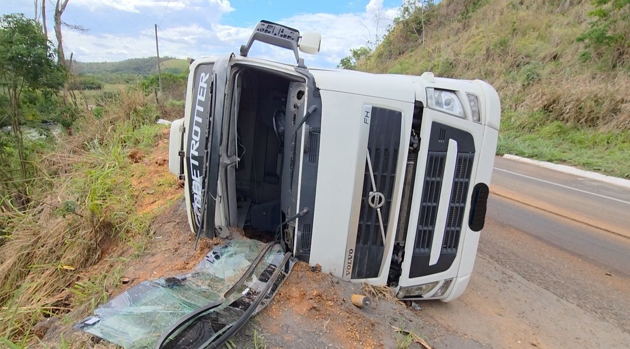 Carreta carregada com 30 mil litros de leite tomba na BR-356, em Itaperuna 