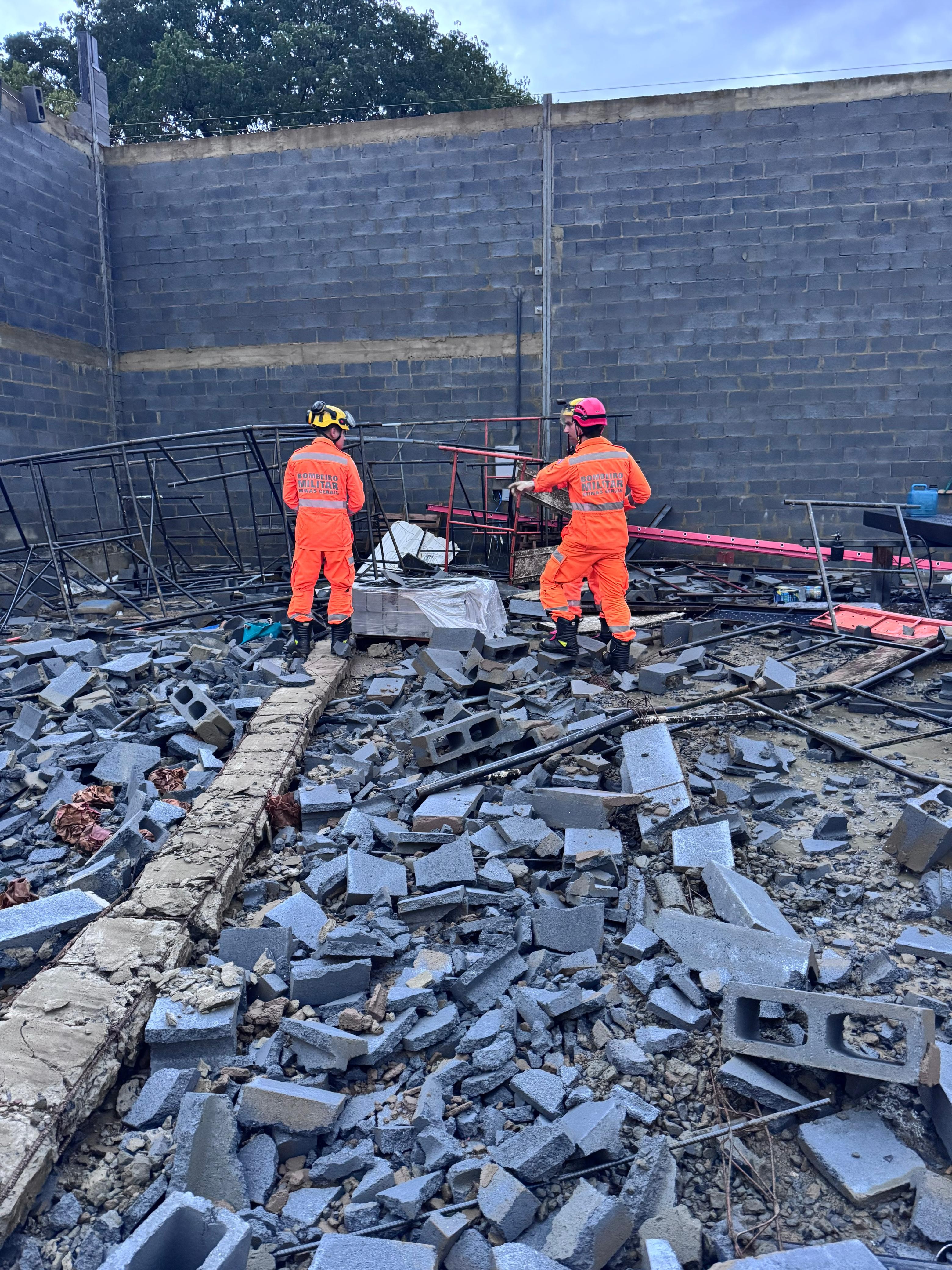 Temporal causa desabamento de galpão, deixa feridos e provoca alagamentos em Montes Claros