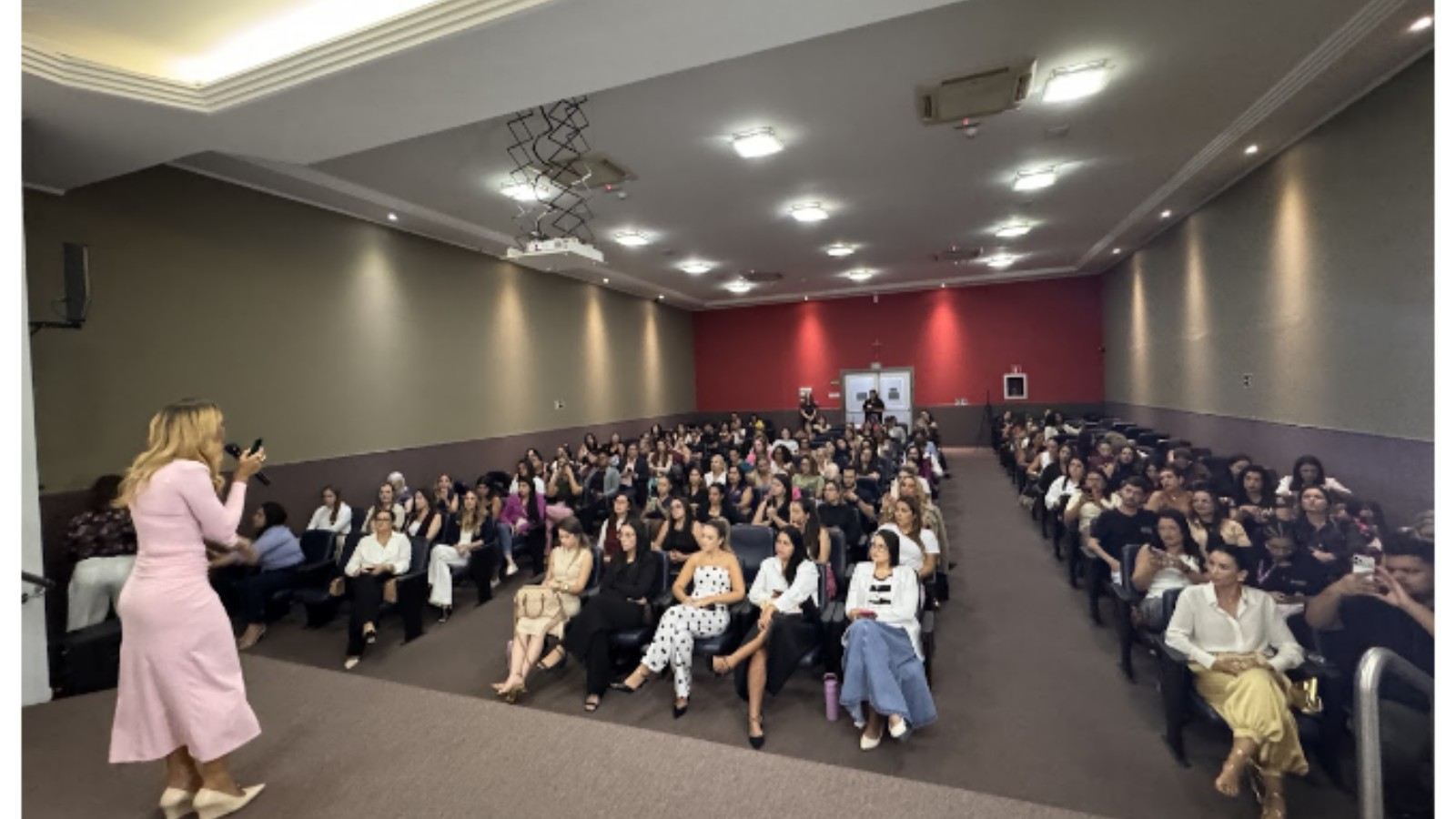 Manu Tamaru inspira público no 1º Café da Manhã do Conhecimento de 2026