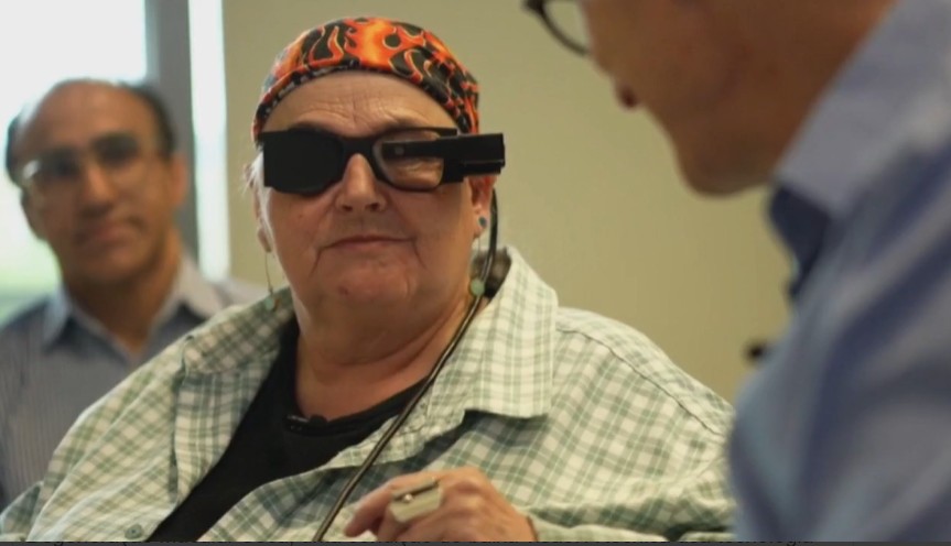 Chip da visão: dispositivo pioneiro do tamanho de um fio de cabelo devolve a visão a pacientes com dificuldade de enxergar