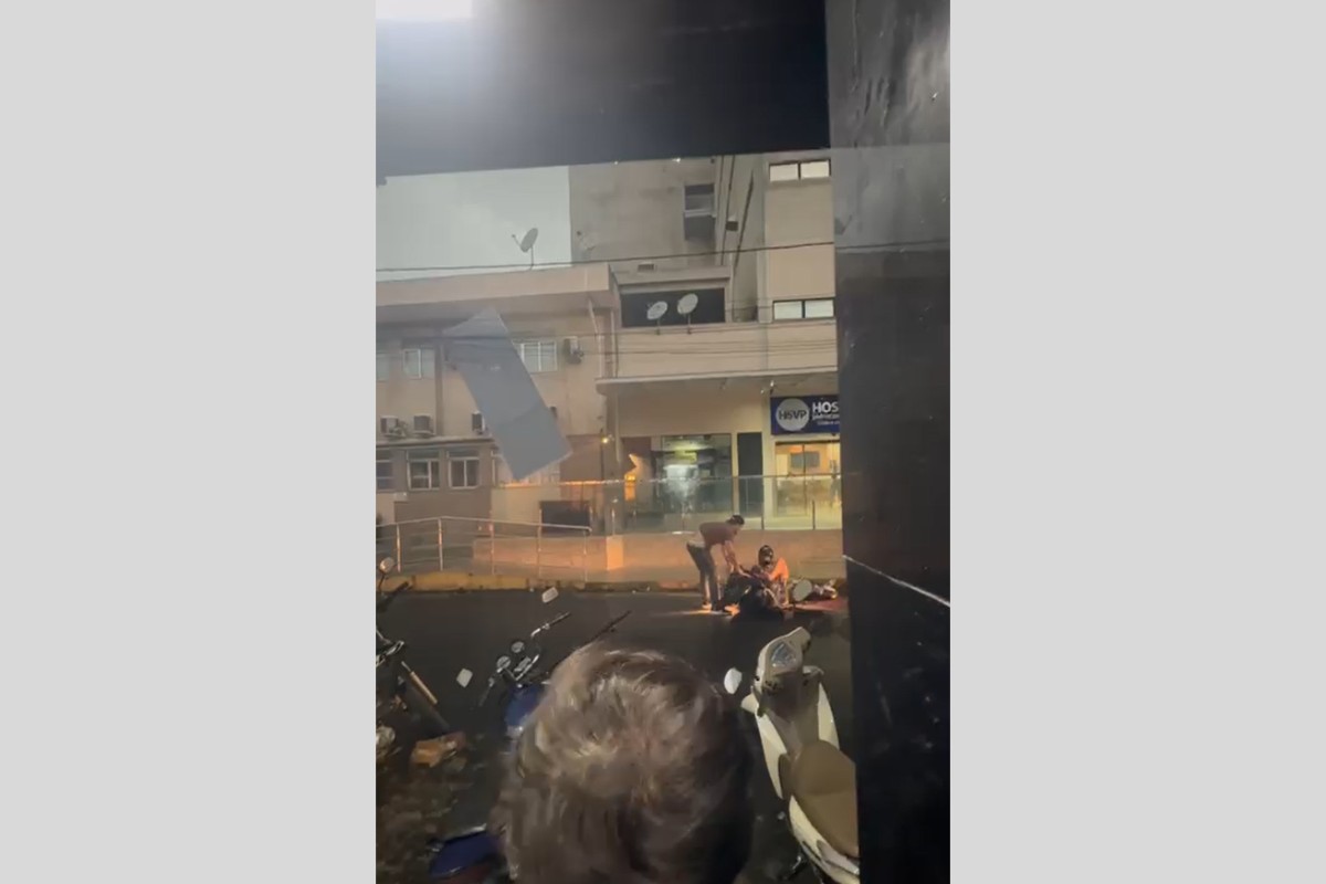 Banner é arrancado pelo vento e atinge motociclistas em Bom Jesus do Itabapoana; VÍDEO