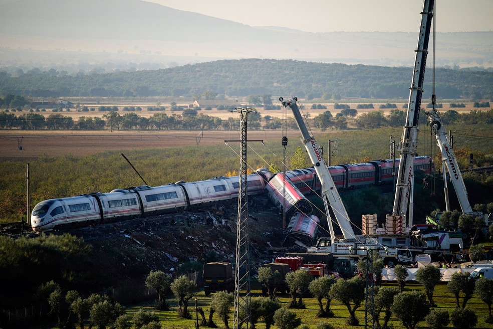 Trabalho de resgate em local de colisão de trens em Toledo, na Espanha, entre as cidades de Mora e Orgaz, que deixou dezenas de mortos e feridos, em 29 de outubro de 2026. — Foto: REUTERS/Ana Beltran