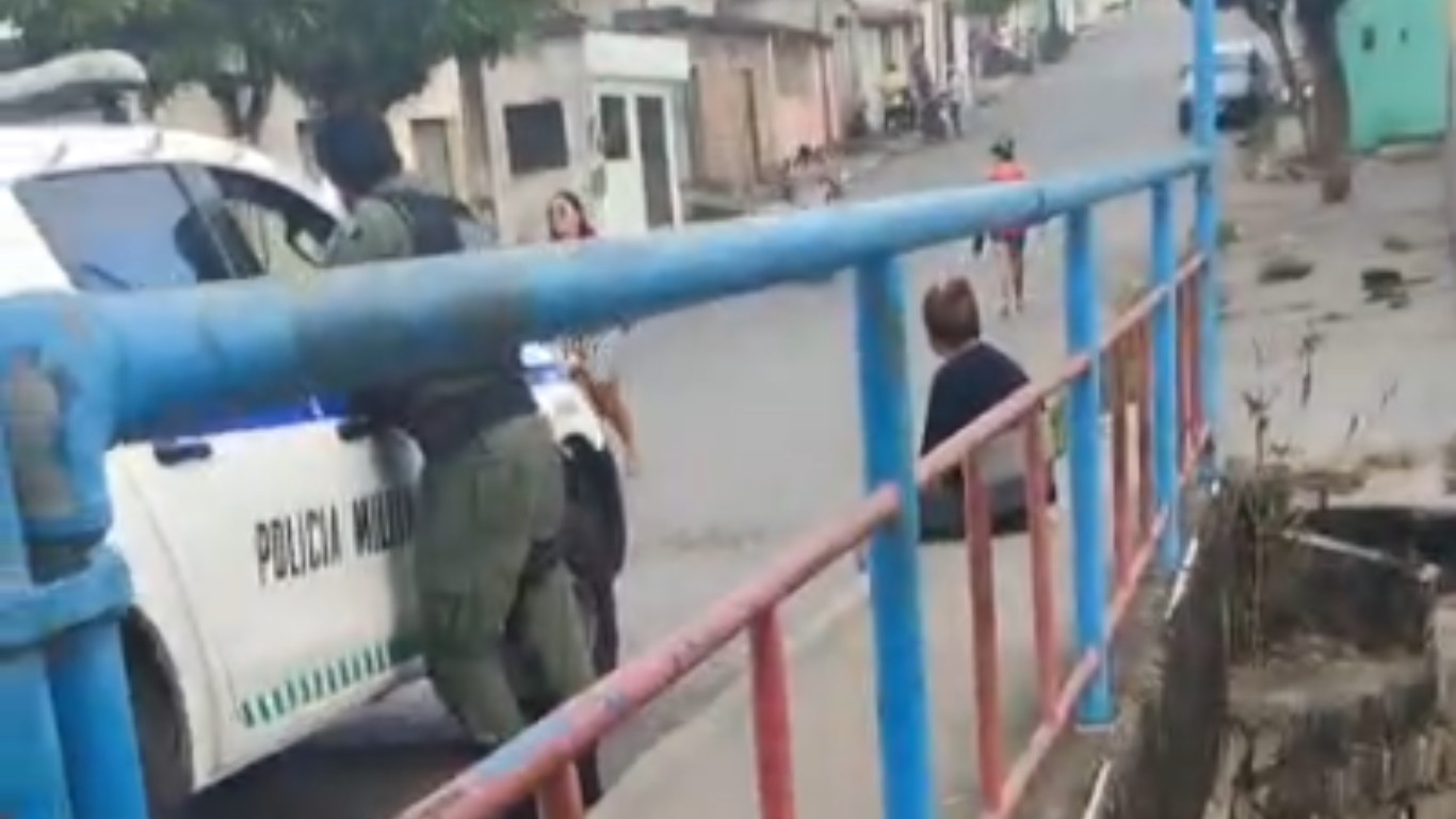 Homem é flagrado carregando cadáver nos ombros em Cupira; VÍDEO