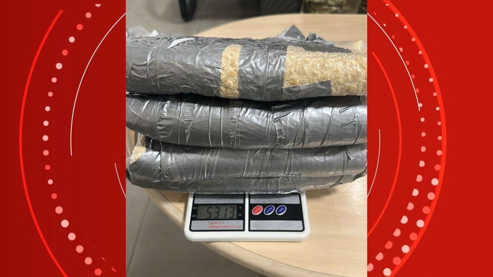 PF prende em flagrante passageiro que desembarcou com 5kg de cocaína em mochila, no Aeroporto de Vitória. Espírito Santo. — Foto: PF/ES