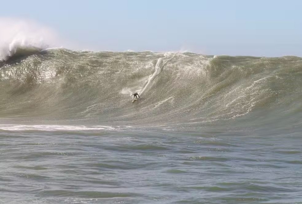 Lucas Chumbo surfou na Laje da Jagua, conhecida como Nazaré brasileira, em 30 de julho — Foto: Gabriel Gomes