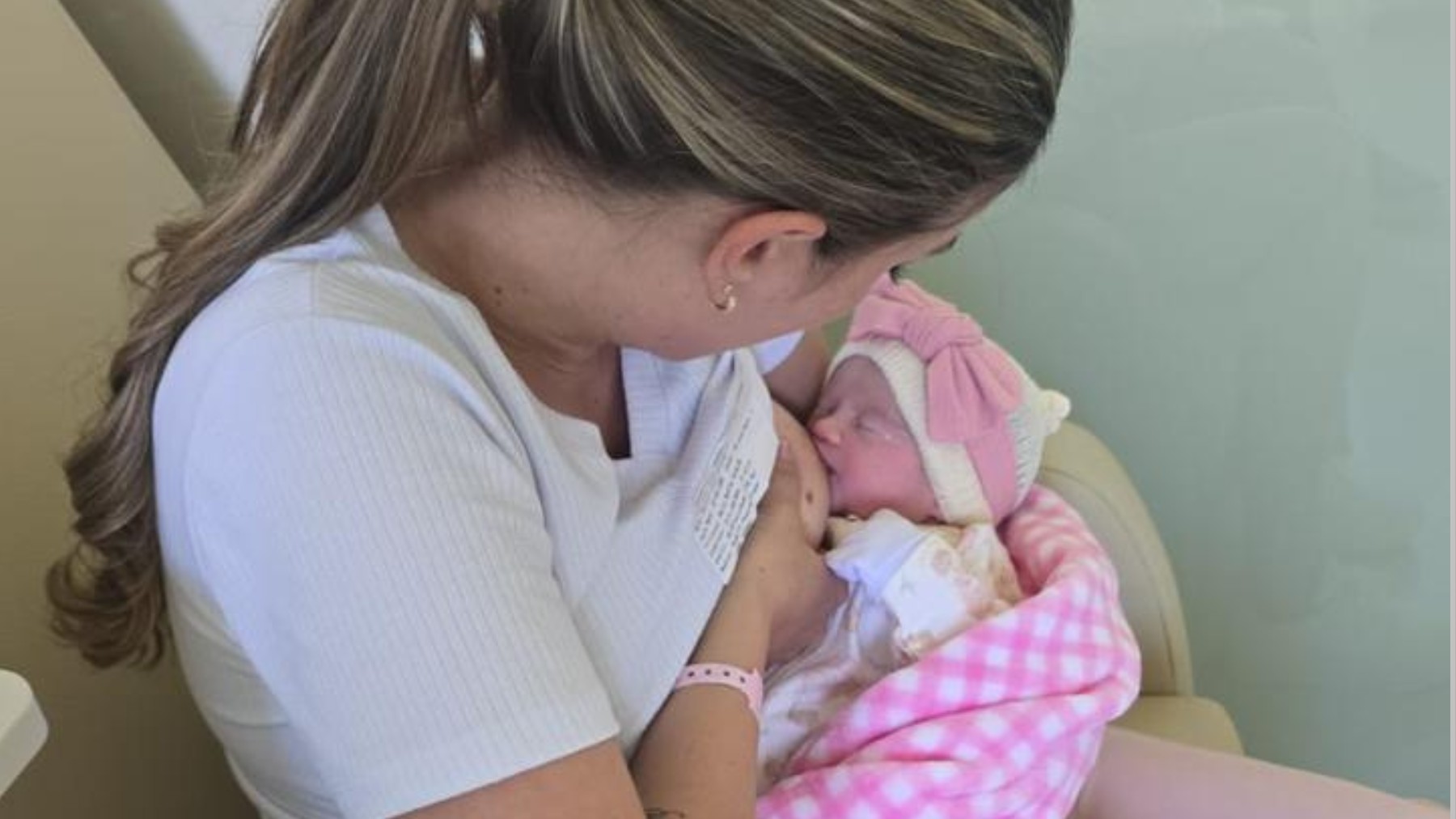 Com indução de lactação, mãe consegue amamentar filha biológica gestada por outra mulher, no PR; entenda