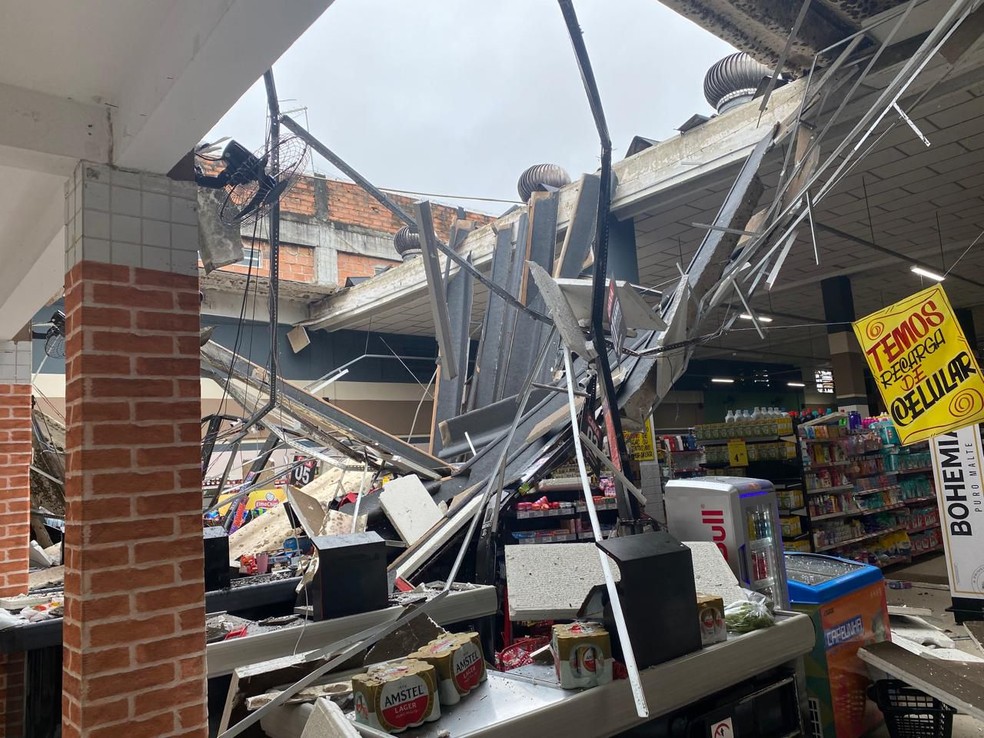 Parte do telhado de supermercado desaba após forte chuva na Região Metropolitana de Salvador — Foto: Reprodução/Redes Sociais
