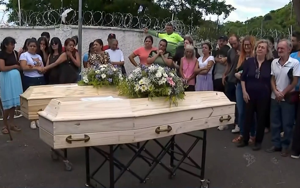'Achem os culpados, por favor': famílias cobram justiça no sepultamento de jovens mineiros encontrados mortos em SC — Foto: EPTV/Reprodução