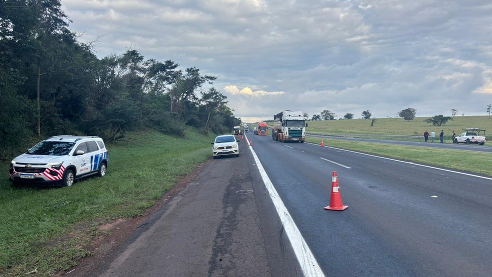 Pneu de caminhão-tanque carregado de gasolina estoura e causa interdição de rodovia em Martinópolis — Foto: Aline Costa/TV TEM