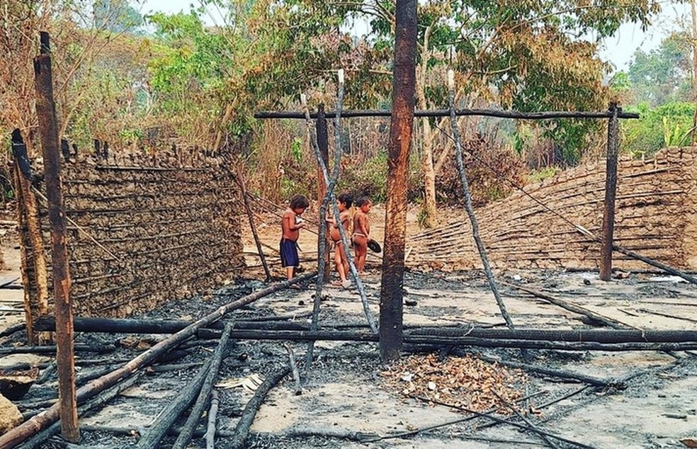 Incêndio atingiu barracão, segundo associação Yanomami — Foto: Missão Catrimani/Divulgação