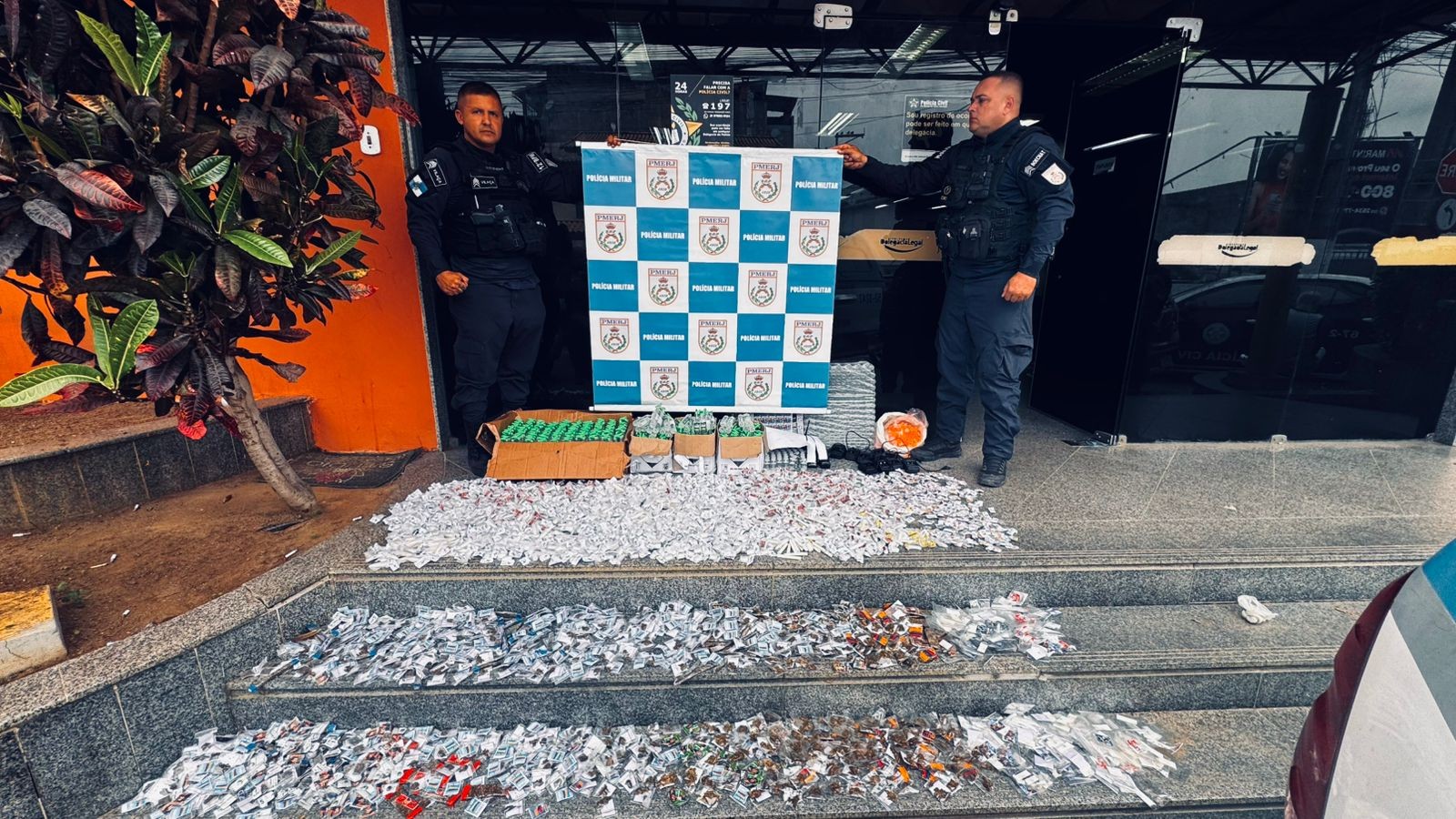 Prisão em Maricá: Dois suspeitos são detidos com drogas no Risca Faca | G1