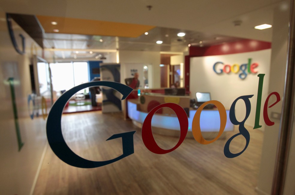 Logotipo do Google estampa parede do escritório da empresa em Tel Aviv, em Israel. — Foto: Baz Ratner / Reuters